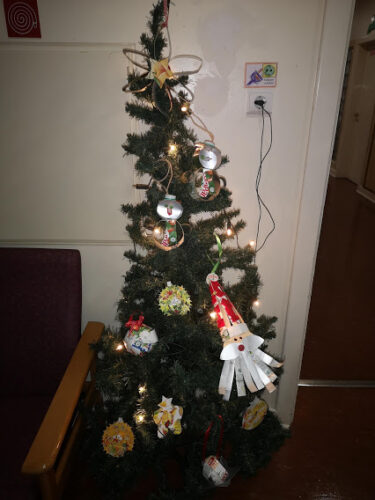 Fotografia 6 – Árvore de Natal decorada com os enfeites <br/>Entre os enfeites de Natal apresentados na árvore podemos ver o Pai Natal, o boneco de neve, a bola, a estrela e a flor. Todos os enfeites (os dez) foram elaborados com as embalagens da Tetra Pak d