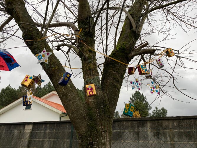 A árvore de natal decorada pelas crianças no exterior