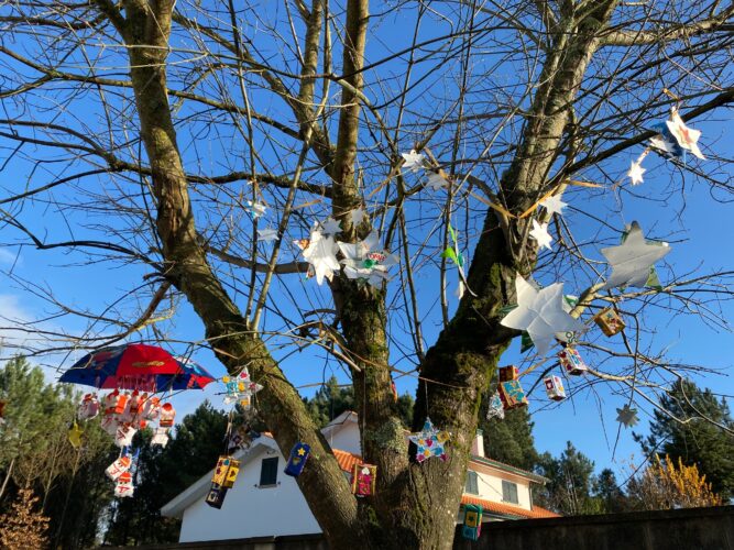 A árvore de natal decorada pelas crianças no exterior