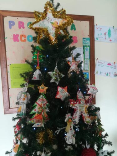 Árvore de Natal decorada com todos os enfeites <br/>A árvore de Natal da nossa escola foi decorada com todos os trabalhos elaborados pelos alunos, com a colaboração dos docentes e coordenadores, destacando-se os cinco enfeites selecionados pelas turmas.