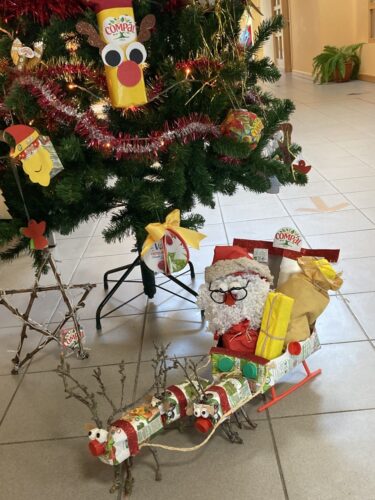 Enfeites de Natal na árvore e o trenó