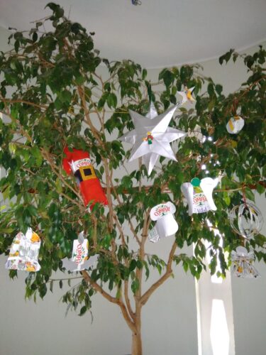 Começámos por decorar uma das nossas árvores do corredor.