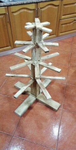 Este Natal, os enfeites estão por nossa conta. A base do primeiro pinheirinho já está feita: ripas de madeira que ajudamos a cortar, a pregar e também a lixar.