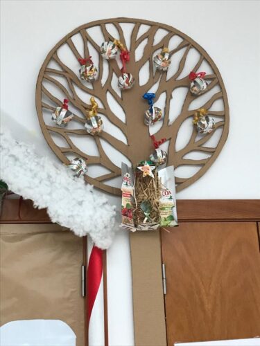 Árvore de Natal com bolas e presépio