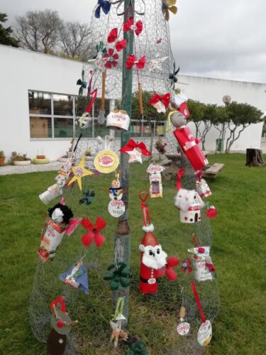 Árvore de Natal decorada com enfeites de Natal realizados pelas crianças e suas famílias a partir de embalagens da marca Compal e símbolos Tetra Pak e FSC e outros materiais complementares que Eco-abrilhantaram o Natal 2020.