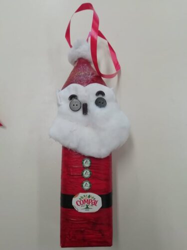 Pai Natal construído com 1 embalagem e 1 garrafa da marca Compal, botões, algodão e fita vermelha. Técnicas utilizadas: recorte, colagem e pintura.