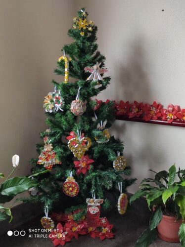 Trabalho final - Árvore de Natal da escola decorada com os enfeites natalícios construídos com recurso à reutilização de embalagens da Sumol + Compal/ Tetra Pak e de outros materiais.