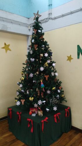 As decorações colocadas na árvore de Natal da escola.