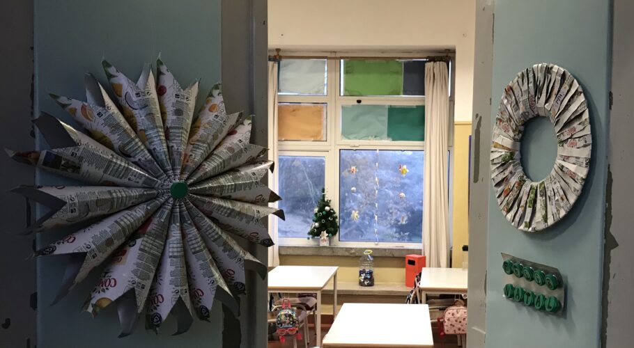Decoração da porta da sala de aula com os enfeites de Natal construídos pelos alunos