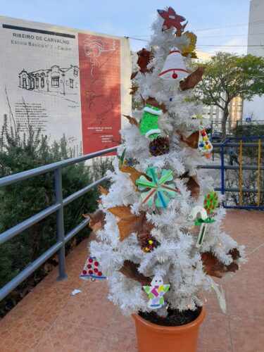 Terminado o projeto, os enfeites foram todos colocados numa árvore que está exposta na entrada da escola.
