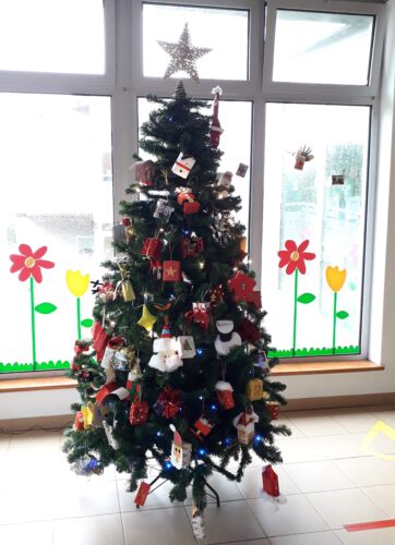 Árvore de Natal devidamente enfeitada com os enfeites criados pelos alunos e as suas famílias.