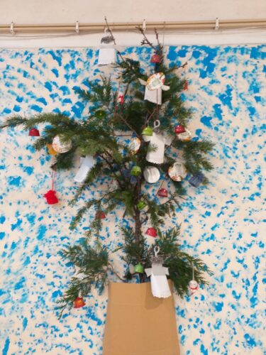 A árvore de Natal decorada com material reciclado