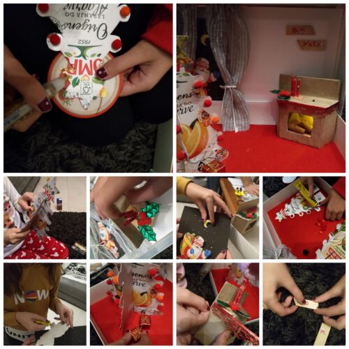 Sala de Natal- Embalagens de sumo Compal, tecidos, cartão, velas de aniversário usadas, paus de canela pompons coloridos, um postal de Natal e uma lâmpada a pilhas.