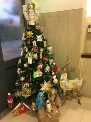 árvore de Natal com os enfeites feitos dos pacotes da compal.