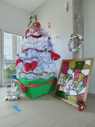 O conjunto dos vários enfeites, decorando a árvore de natal, também produzida a partir de garrafões reutilizados, a decorar a entrada da EBI/ JI de Alvito.