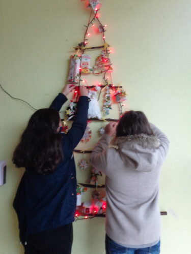 Montagem da Árvore de Natal na entrada do Bloco de aulas.