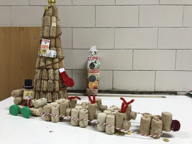 Fig. 4- Criação de elementos decorativos de Natal com rolhas de cortiça com integração de elementos feitos a partir das embalagens da Tetra Pak da Marca Compal.