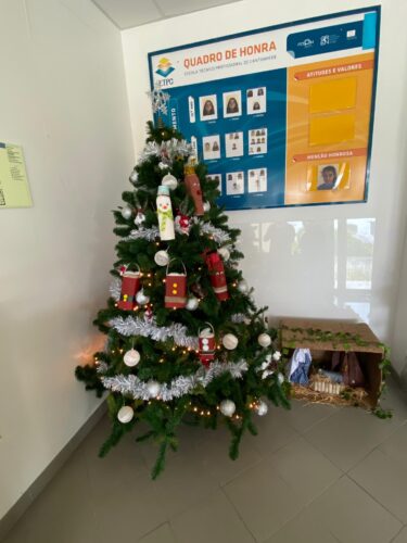 Árvore de natal da Escola decorada com alguns dos trabalhos realizados