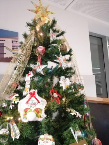 Árvore de Natal da Compal.<br/>Árvore de Natal colocada na entrada da escola e decorada com os enfeites da compal.
