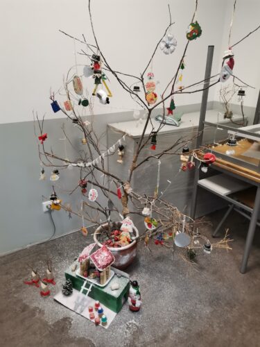 Árvore de natal decorada com materiais reutilizados e embalagens da compal.