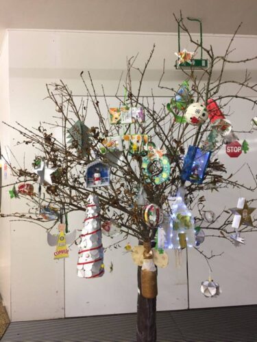 Árvore de Natal. Esta foto mostra a Árvore de Natal com alguns dos enfeites, realizados pelos alunos.