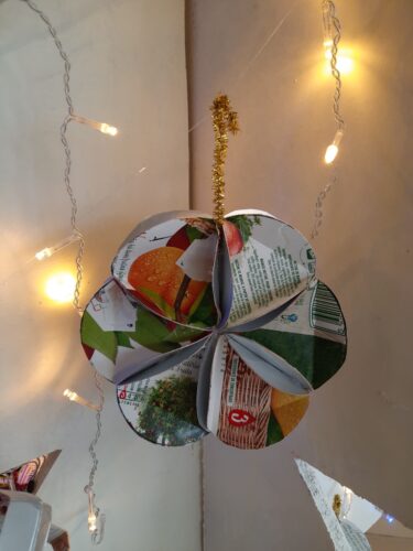 Bola de Natal com embalagens da Compal.