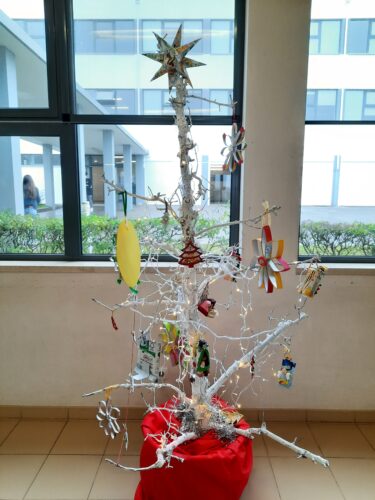 Árvore de Natal (Pereira Rocha) decorada com os enfeites de Natal.