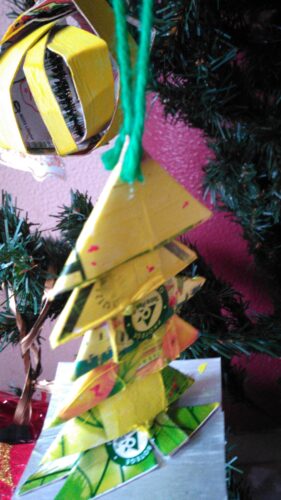 Detalhe dos enfeites: pequena árvore de Natal e bolas de fitas