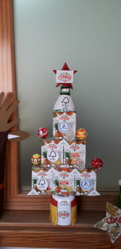 Árvore de Natal (feito com embalagens de sumo, reutilização de papel velho e garrafa de plástico)