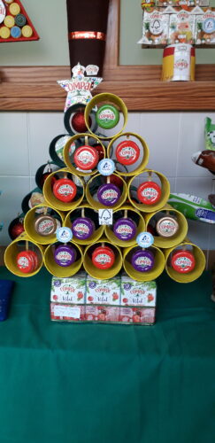 Árvore de Natal (elaborado com embalagens de sumo de compal, reutilização de rolos de papel de higiénico, e enfeites (bolas) utilizando tampas de garrafas de compal e os símbolos do regulamento)