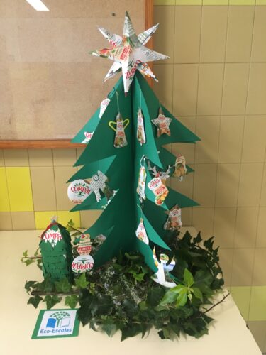 Árvore de Natal decorada com os enfeites elaborados