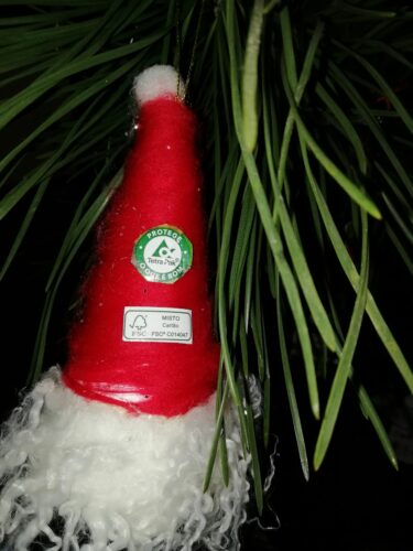 O chapéu do Pai Natal - com os símbolos tetra pak e FSC construído com restos de lãs, algodão e esferovite