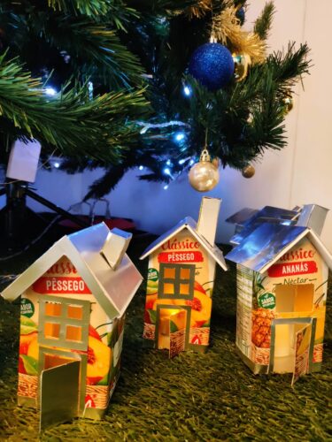 Pormenor das casas junto à árvore de Natal