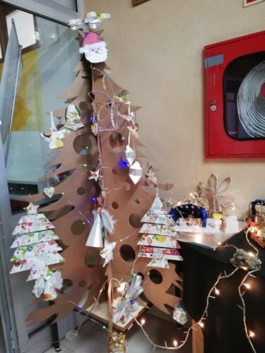 Árvore de Natal feita com cartão reutilizado, decorada com os enfeites Tetra Pak da marca Compal.