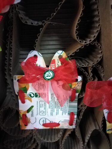 Presente de Natal evidenciando a utilização de embalagens da Tetra Pak, da marca Compal e o símbolo FSC®.