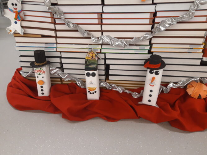 Bonecos de neve na Biblioteca da ESCT.