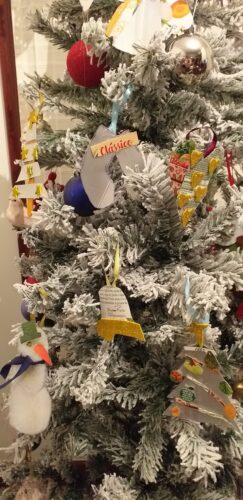 Enfeites de natal para a árvore: coração, sino, boneco de neve, meias clássicas de lareira, duas árvores com enfeites.
