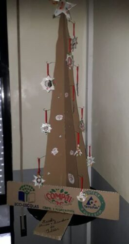 Árvore de Natal elaborada e decorada pelos alunos