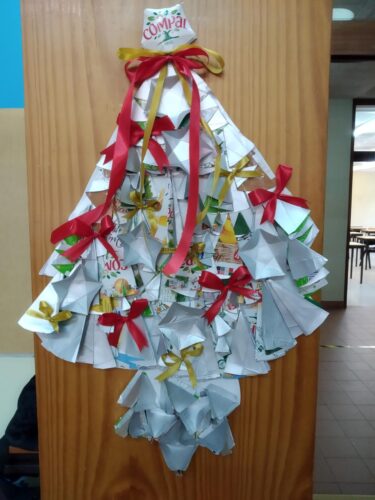 Produto final - Uma árvore de Natal pendurada na porta da sala do Centro de Apoio à Aprendizagem (Educação Especial). Este Natal os alunos contribuíram para um Natal mais feliz.