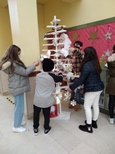 Montagem da árvore de Natal pelos alunos.