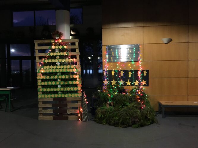 Árvore de NATAL 2020-Educação Inclusiva, foto tirada à noite junto do Presépio de Natal