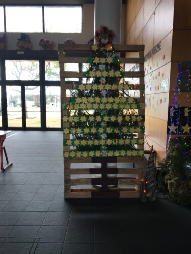 Arvore de Natal 2020- Educação Inclusiva, no Hall da Escola, pormenor da estrela no topo da árvore